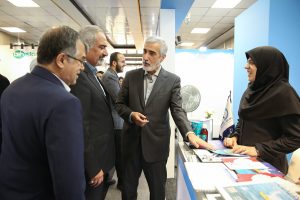 بازدید رئیس سازمان غذا و دارو از غرفه البرز دارو در کنگره داروسازی بالینی ایران تجهیز گستر