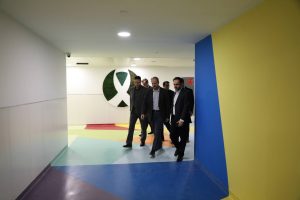 بازدید نایب‌ رئیس گروه سلامت و دارویی برکت از بخش CSR بیمارستان سرطان برکت تجهیز گستر